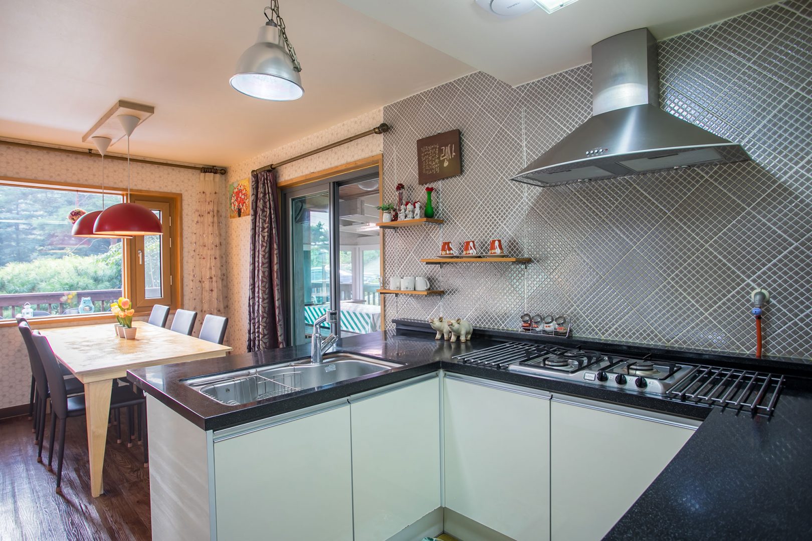 roomview-08-1620x1080-2