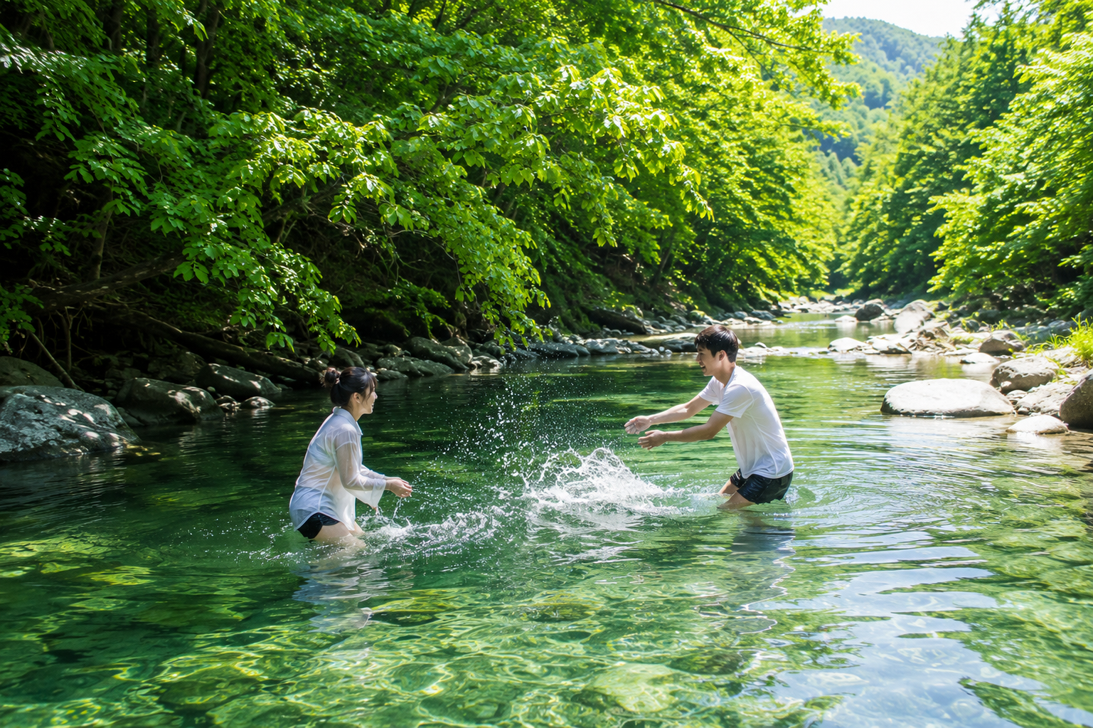 평창 장전계곡에서 여름 커플이 맑은 계곡 물놀이를 즐기는 모습